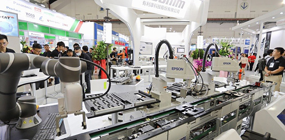 柔性自动化解决方案将合作伙伴-偲倢科技的自动化智能软体平台SmaSEQ及有利康的模组化流⽔线、机械式手臂平台、智能无轨搬运车AGV整合。 彭子豪／摄影 