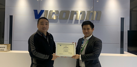 有利康科技总经理邓子平(左)与达明机器人亚洲销售总监曾国勋(右)