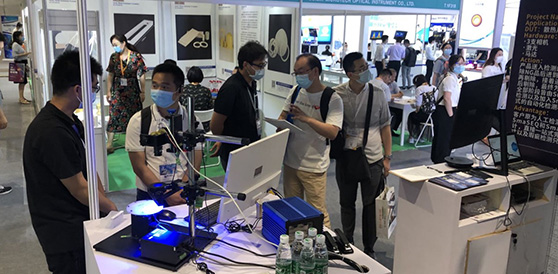 现场观众络绎不绝展现出市场对AI的高度需求