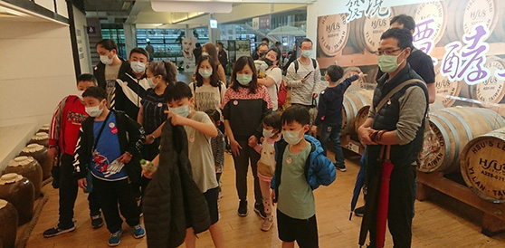 专人导览参观制醋工厂